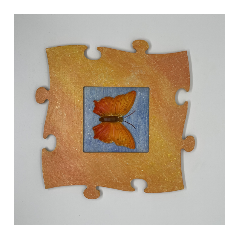Dřevený obrázek - Motýl v oranžovém puzzle rámečku